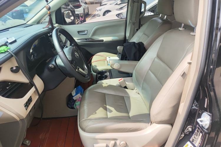 Used Toyota SIENNA 

