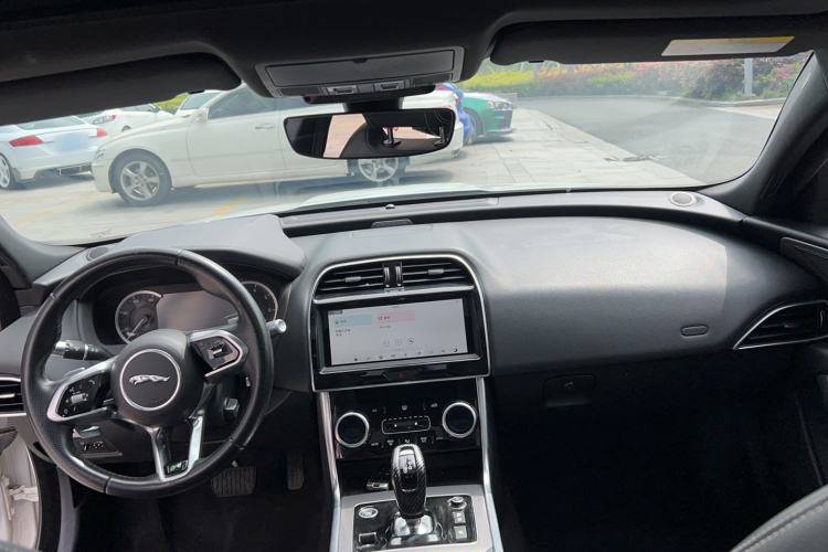 Used Jaguar XEL 2020 2.0T 200PS R-DYNAMIC Youth Sports Edition Center Console