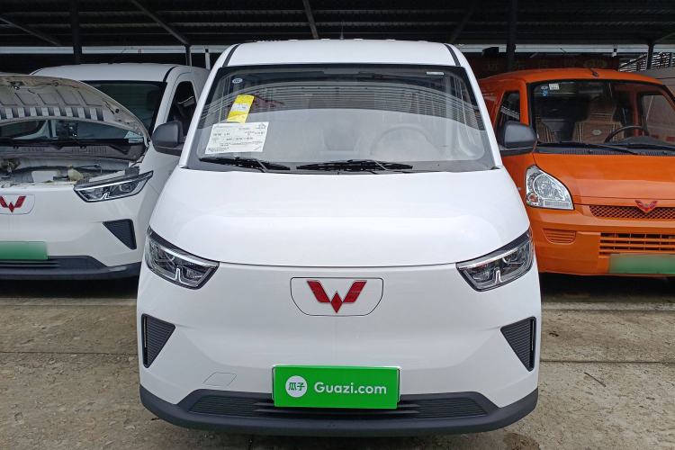 Used Wuling Yangguang 2024 300KM Comfort Version Passenger Van 75kW