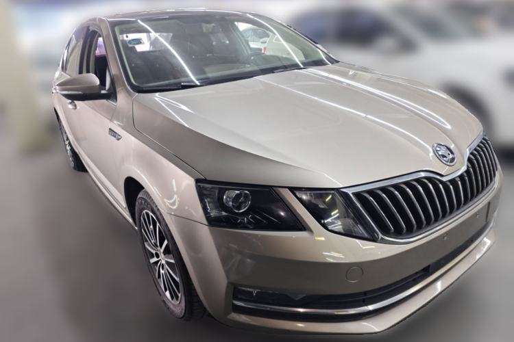 Used Skoda Octavia 2018 1.6L Automatic Luxury Edition Front Right 45 Deg