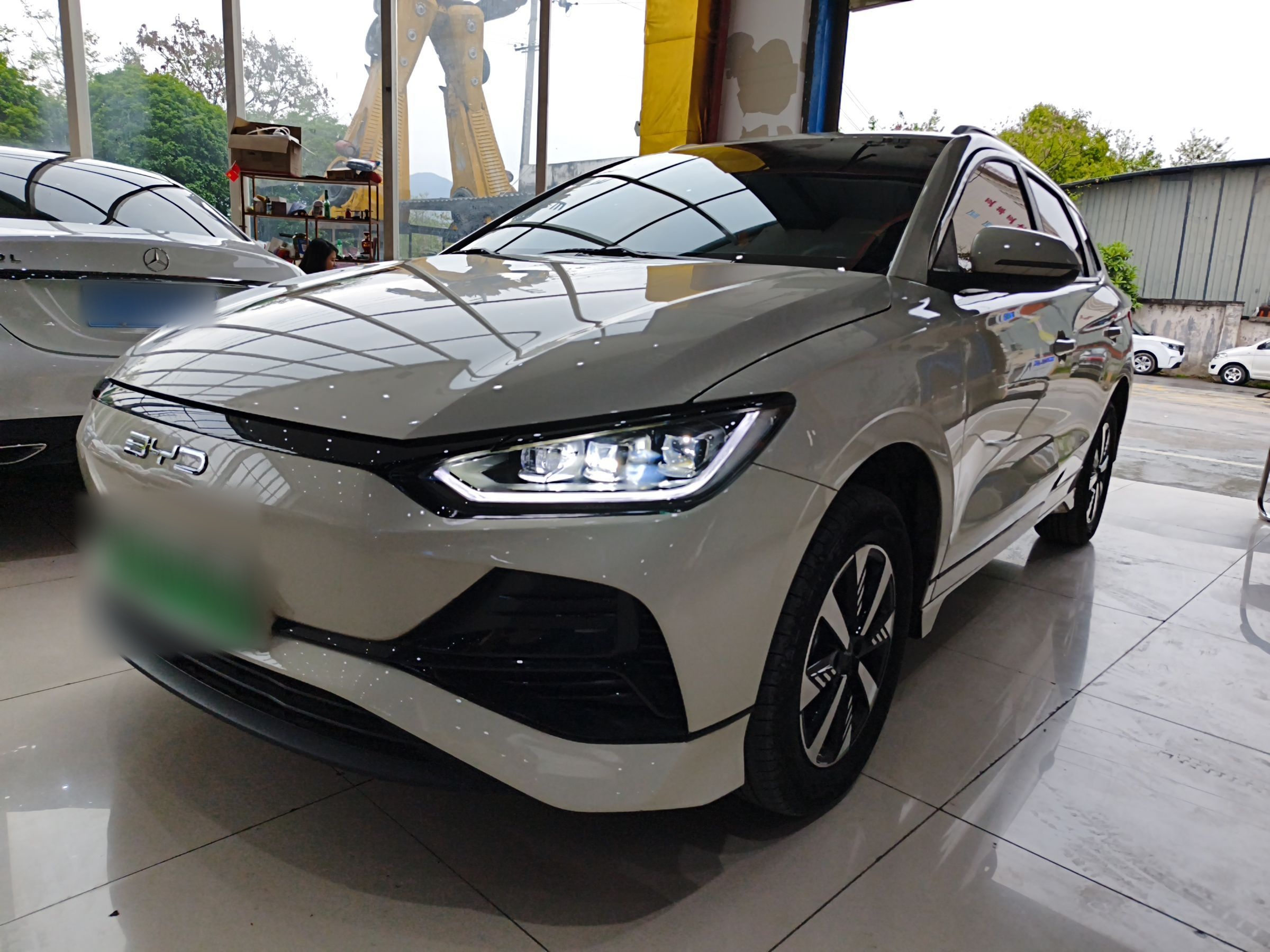 Под передней частью автомобиля