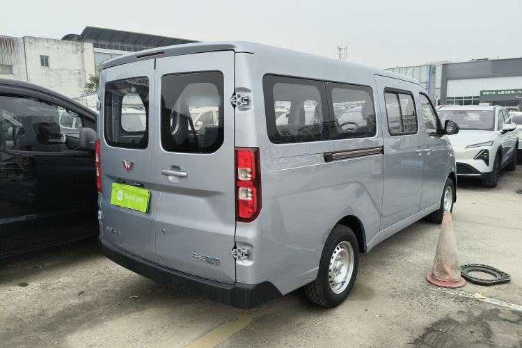Used Wuling Yangguang 2024 300KM Comfort Version Passenger Van 75kW