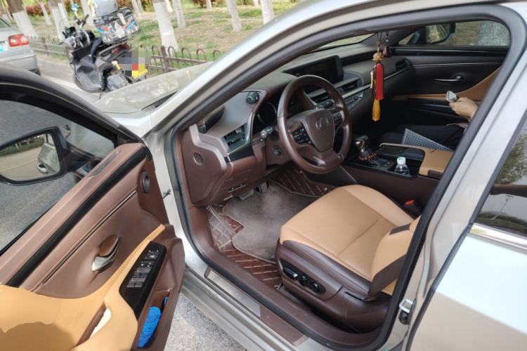 Used Lexus ES 2020 300h Deluxe Edition Driver Seat