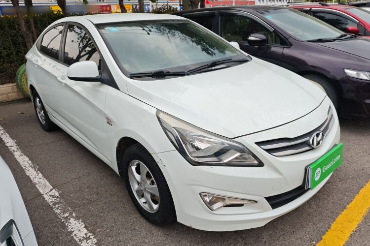 Used Hyundai Verna (older generation) 2014 1.4L Manual Smart GLS Trim Front Right 45 Deg
