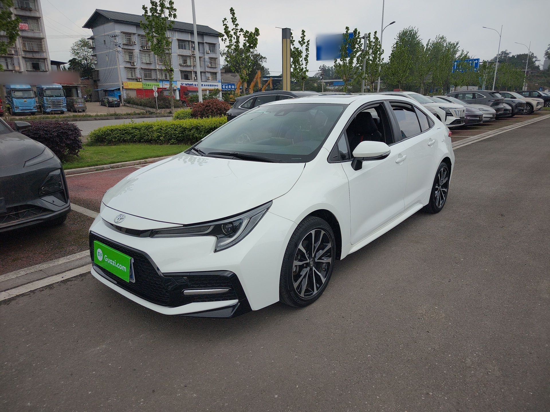 Под передней частью автомобиля