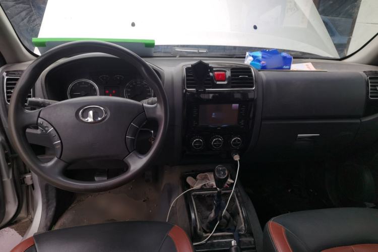 Used Great Wall Wingle 5 2014 2.4L European Version Two-Wheel Drive Entry-Level Big Double-Cab 4G69S4N Center Console