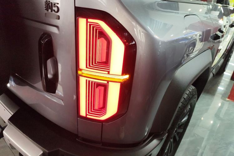 Used Formula Leopard Leopard 5 2023 Navigator Edition
