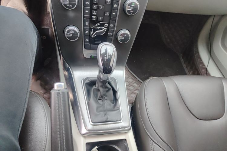 Used Volvo V40 2015 1.6T Zhiyi Edition