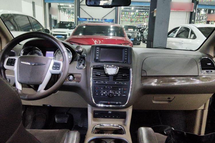 Used Chrysler Grand Voyager 2014 3.6L Comfort Edition Center Console