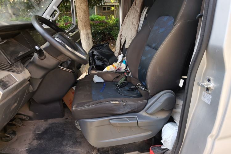 Used Dongfeng Yufeng 2023 V9+ 2.0T Manual Front-Wheel-Drive Multi-Function Mid-Roof Van with 7/8/9 Seats Left Front Seat