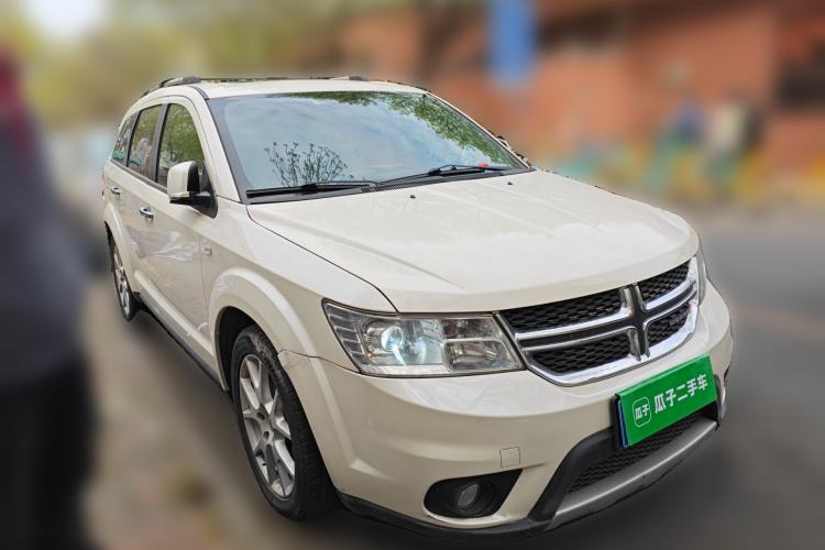 Used Dodge Journey 2013 2.4L Two-Wheel Drive Luxury Version Front Right 45 Deg