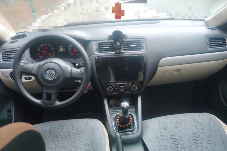 Used Volkswagen Sagitar 2012 1.6L Manual Comfort Model Center Console
