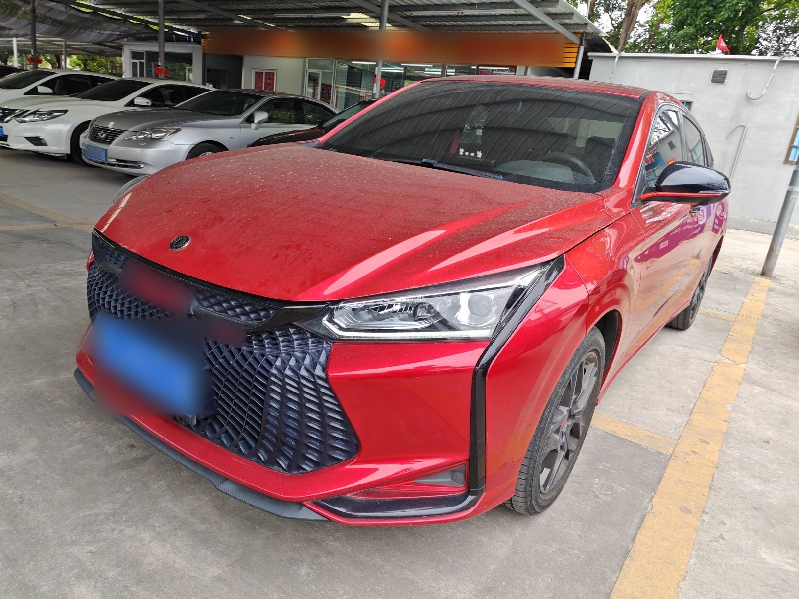 تحت مقدمة السيارة