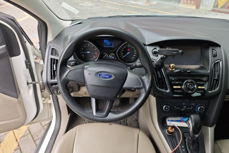 Used Ford Focus 2015 Sedan 1.6L Automatic Comfort Model Steering Wheel