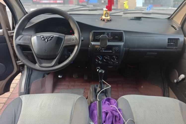 Used Wuling Rongguang 2012 1.5L Extended Basic Version Center Console