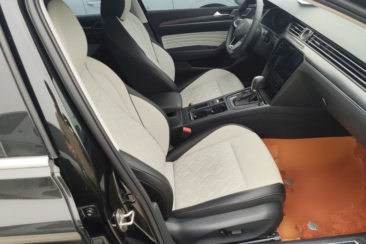 Used Volkswagen Magotan 2026 30 Million Vehicles Selected Model 380TSI DSG Luxury Edition Right Front Seat