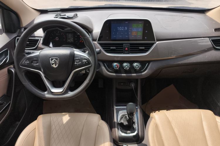 Used Baojun 310W 2017 1.5L Manual Fashion Edition China VI Center Console