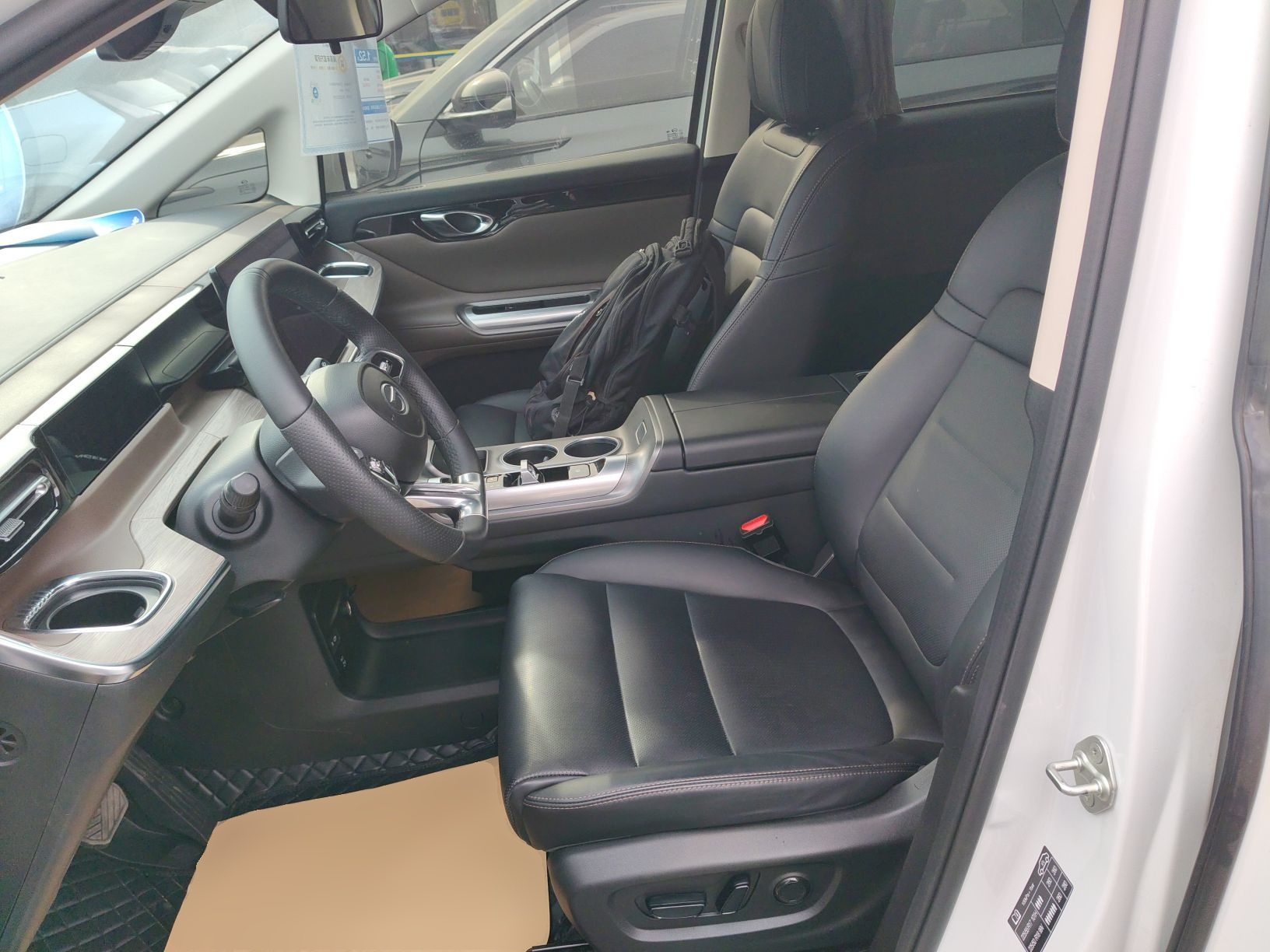 Переднее сиденье в автомобиле