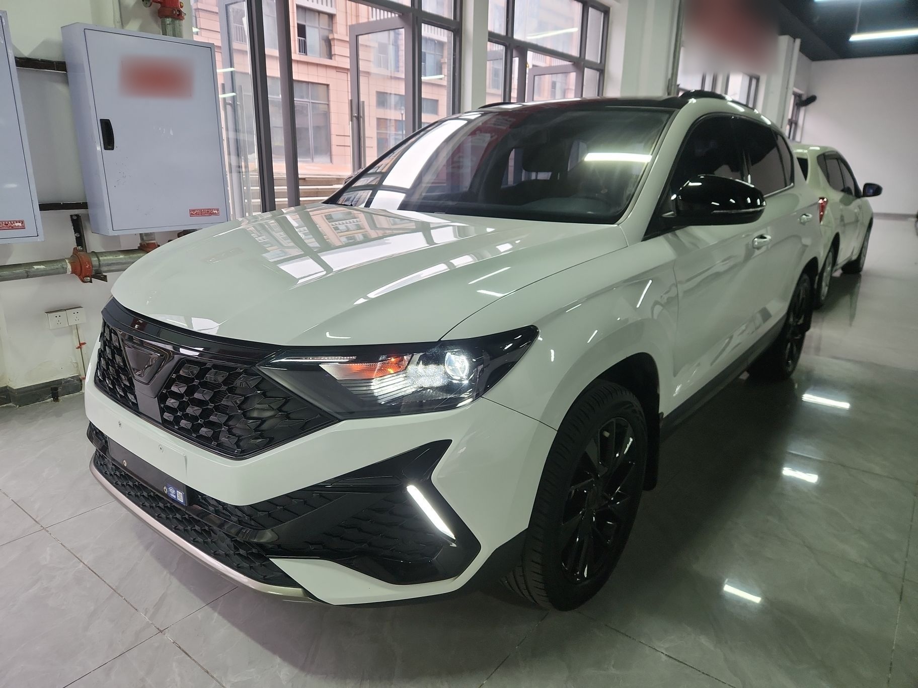 تحت مقدمة السيارة