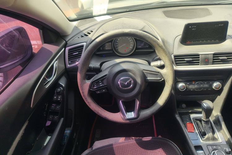 Used Mazda 3 Axela 2017 Sedan 1.5L Automatic Luxury Model China VI Standard Steering Wheel
