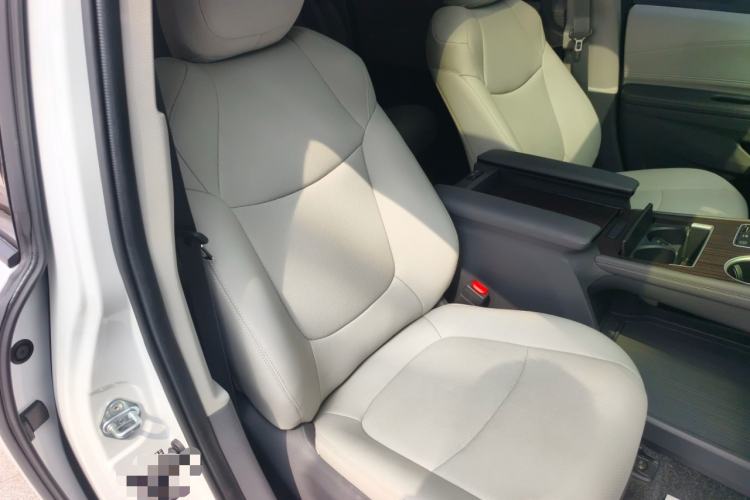 Used Toyota SIENNA 2026 Model 2.5L Dual-Engine Two-Wheel-Drive Comfort Edition
