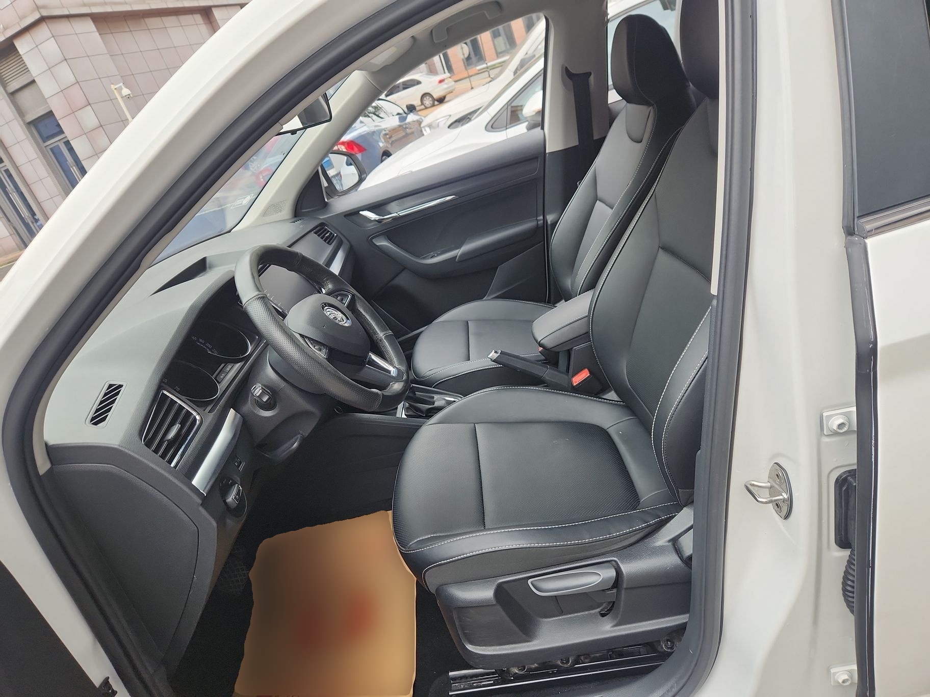 Переднее сиденье в автомобиле