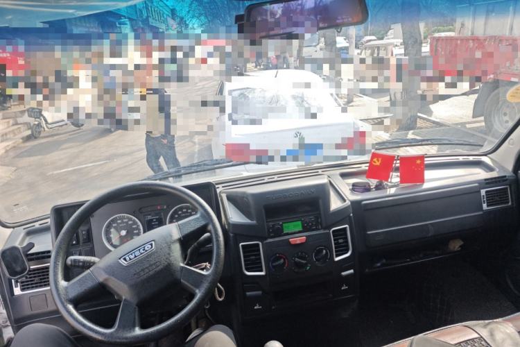 Used Iveco Daily 2021 2.5T A35 M1 Passenger Van 5-9 Seater Short Wheelbase Mid-Roof Design Dual Tires Manual Doors Center Console