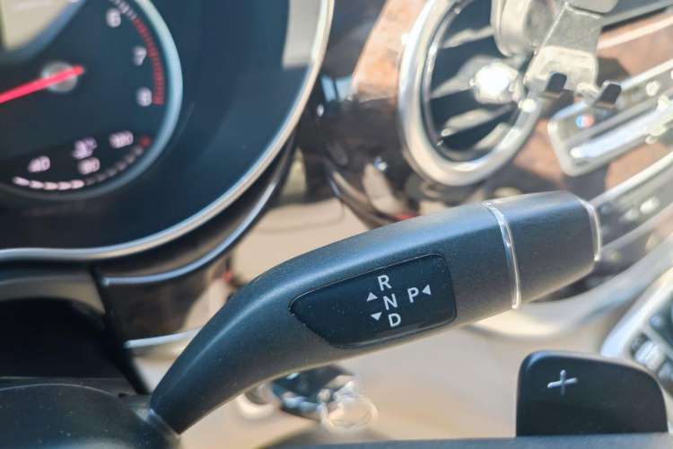 Used Mercedes-Benz V-Class 2016 V 260 L Prestige Extended Edition Gear Lever