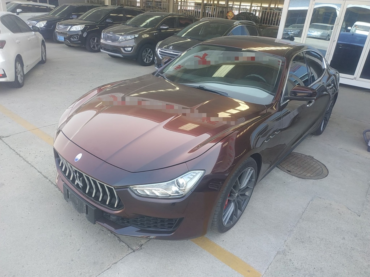 Под передней частью автомобиля