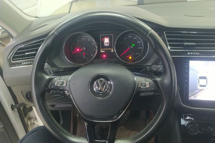 Used Volkswagen Tiguan L 2017 330TSI Automatic Two-Wheel Drive Comfort Edition Steering Wheel