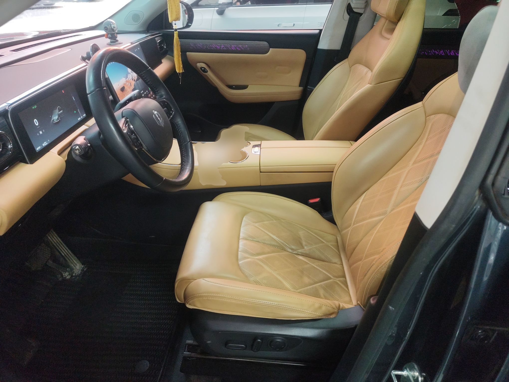 المقاعد الأمامية داخل السيارة