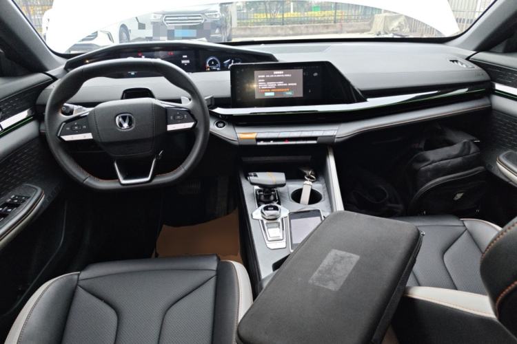 Used CHANGAN UNI-V 2023 1.5T Prestige Model Center Console