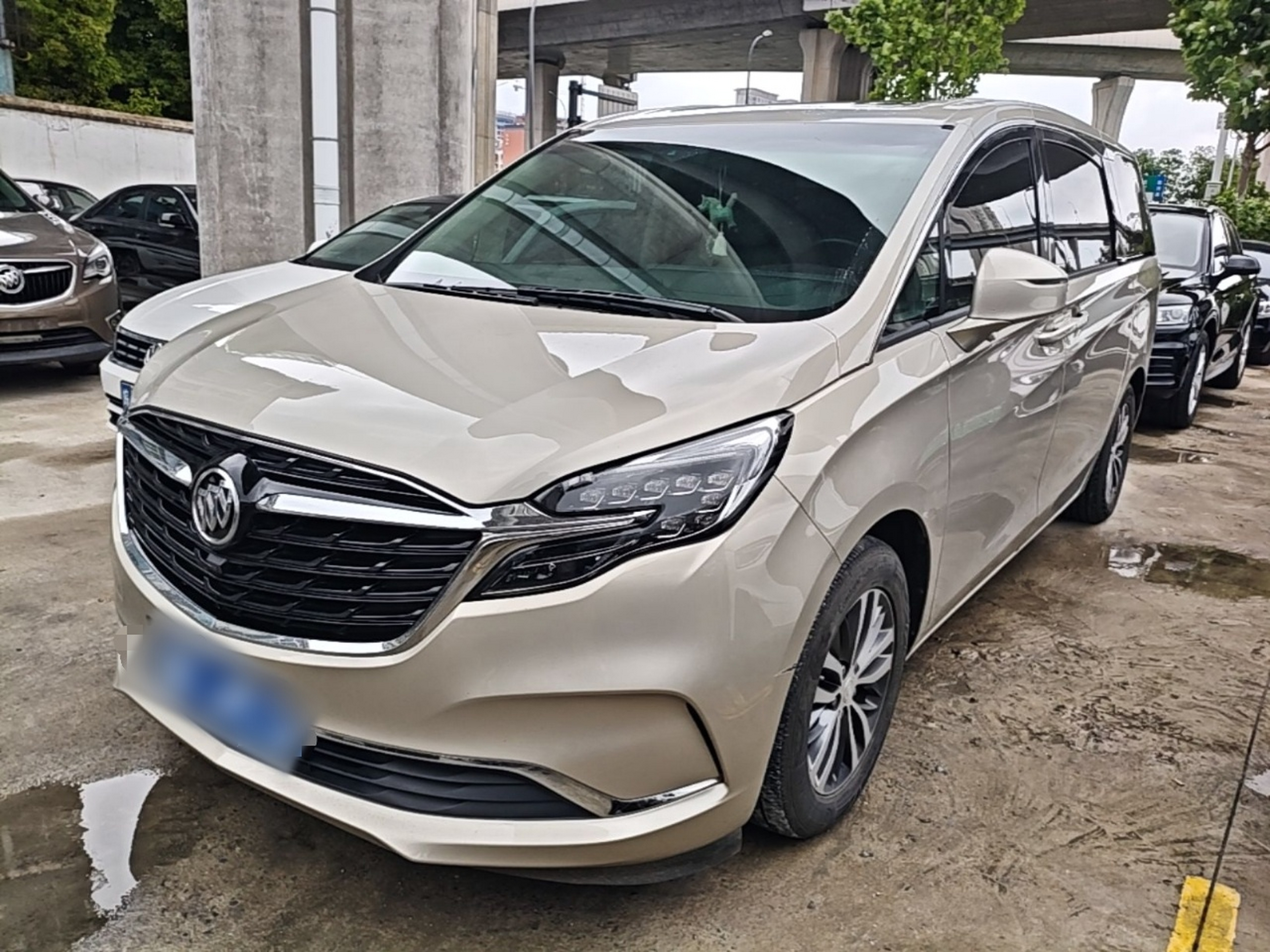 Под передней частью автомобиля
