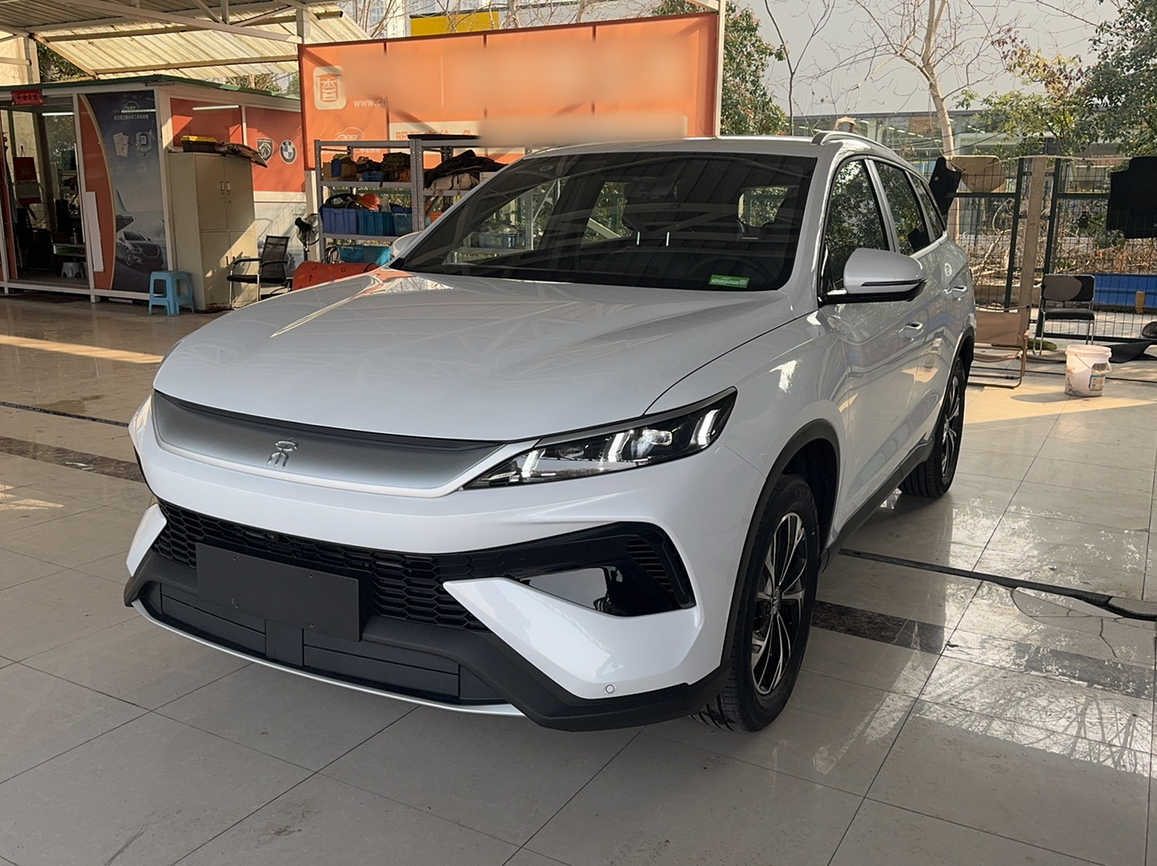 Под передней частью автомобиля