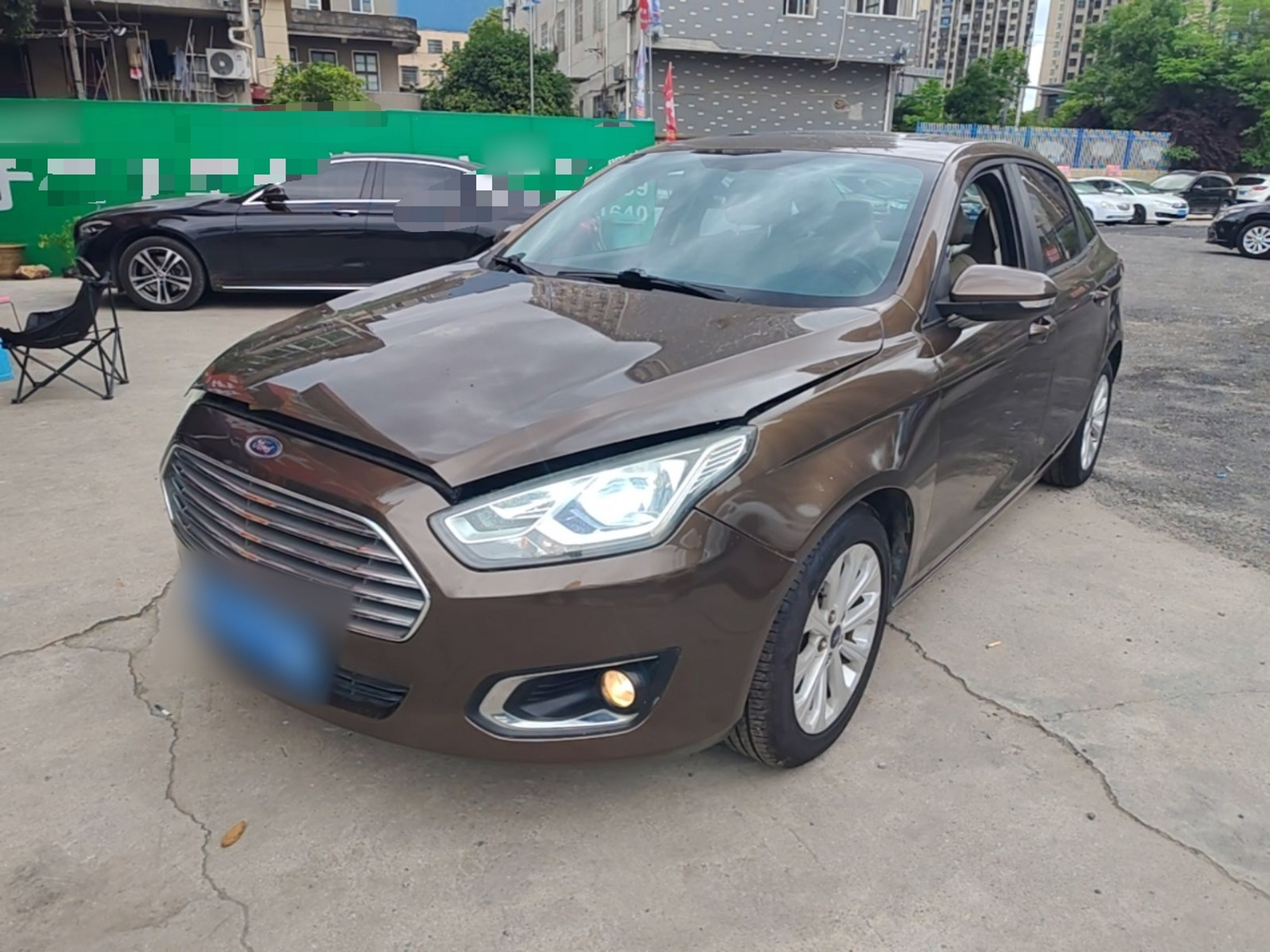 Под передней частью автомобиля