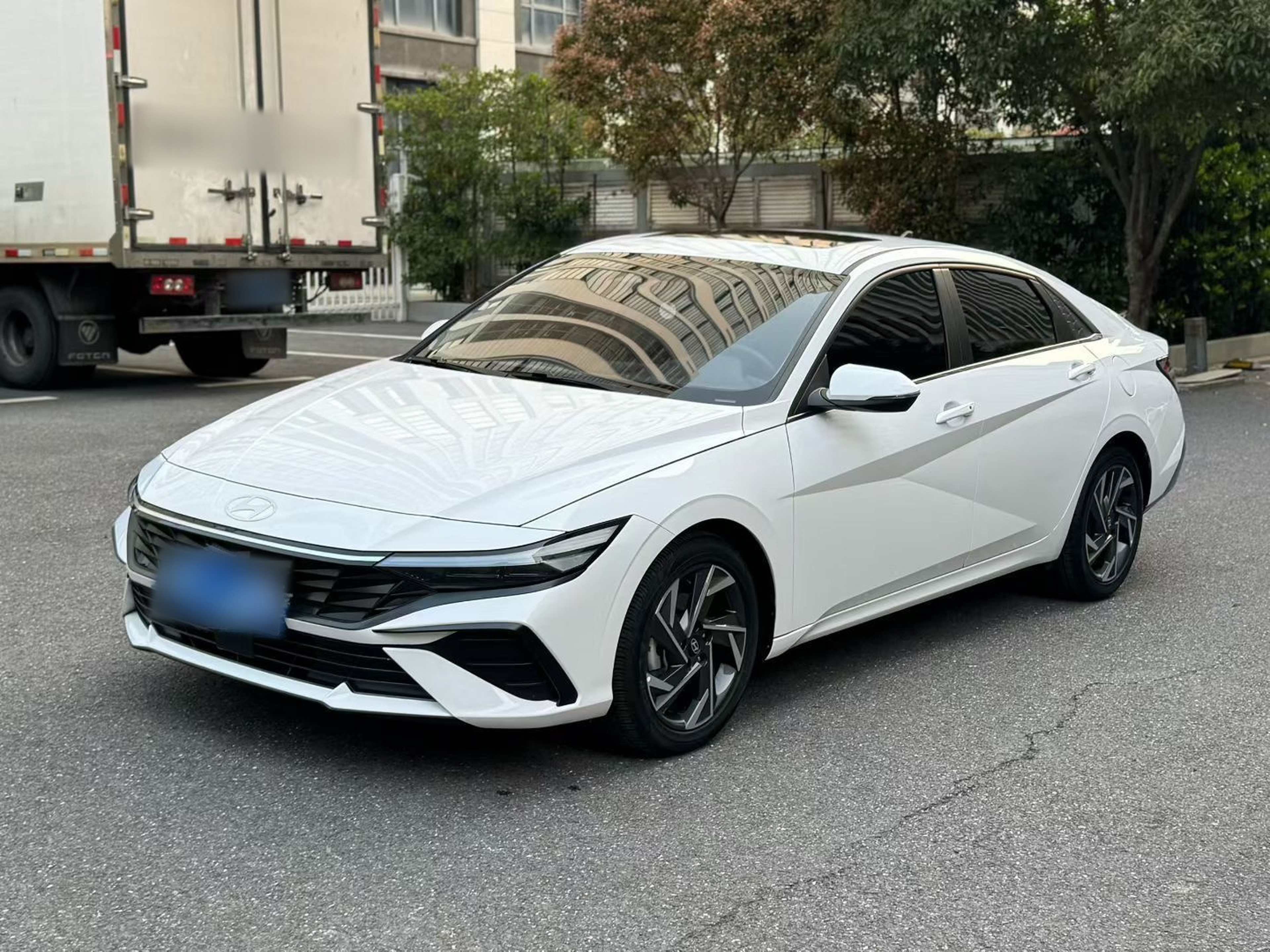 Под передней частью автомобиля