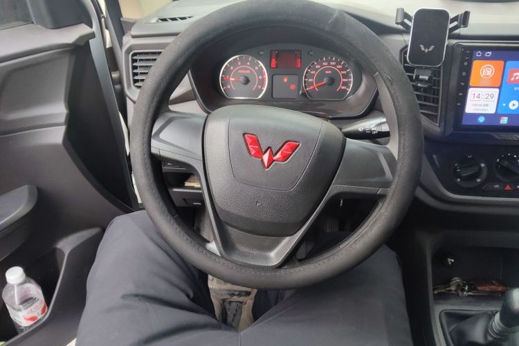 Used Wuling Hongguang V 2022 1.5L Jingqu Edition Enclosed-Window Vehicle with Hydraulic Power Steering LAR