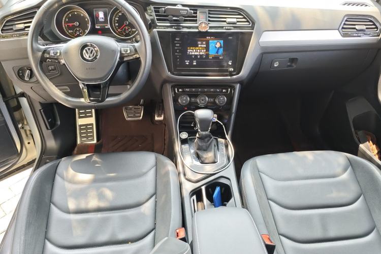 Used Volkswagen Tiguan L 2019 Revised 330TSI Automatic Two-Wheel Drive Smart & Luxury Edition China VI Standard Center Console