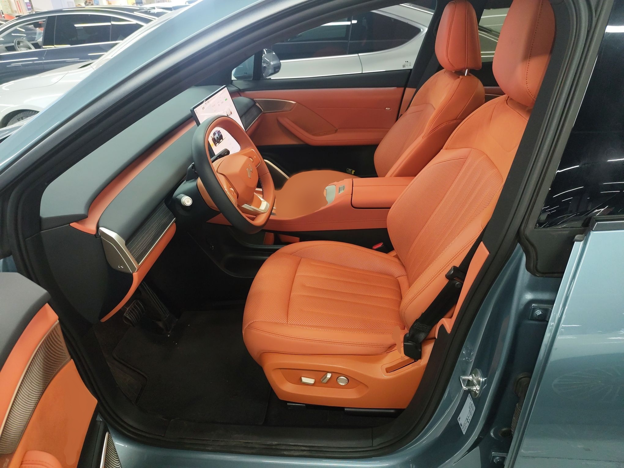 المقاعد الأمامية داخل السيارة