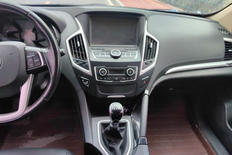 Used Dongfeng Aeolus AX7 2015 2.0L Manual Zhiyi Trim