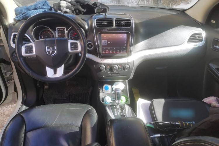 Used Dodge Journey 2013 2.4L Two-Wheel Drive Luxury Version Interior 2