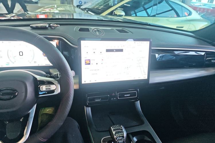 Used GAC Trumpchi GS8 2024 Linghang Series 2.0 TGDI Two-Wheel Drive Luxury Smart Connectivity Version Center Console