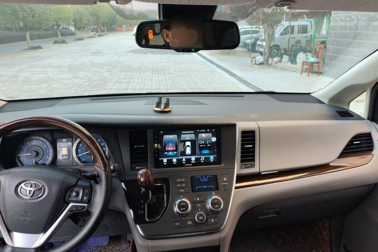 Used Toyota Sienna 2017 3.5L Four-Wheel Drive LE Trim 7 Seats – U.S. Specification
