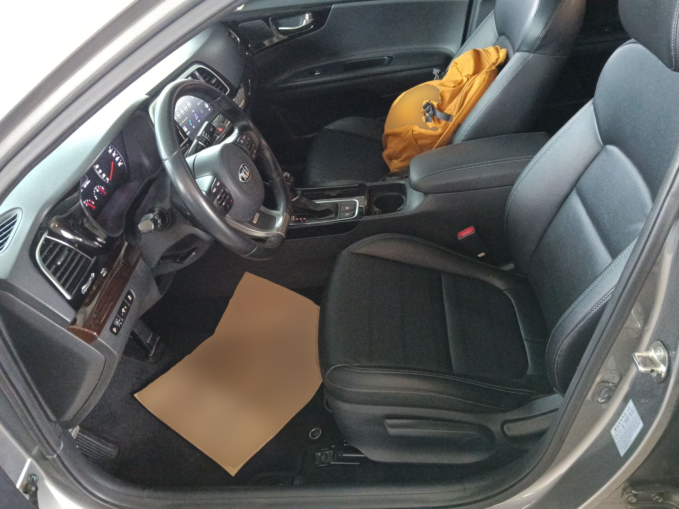 المقاعد الأمامية داخل السيارة