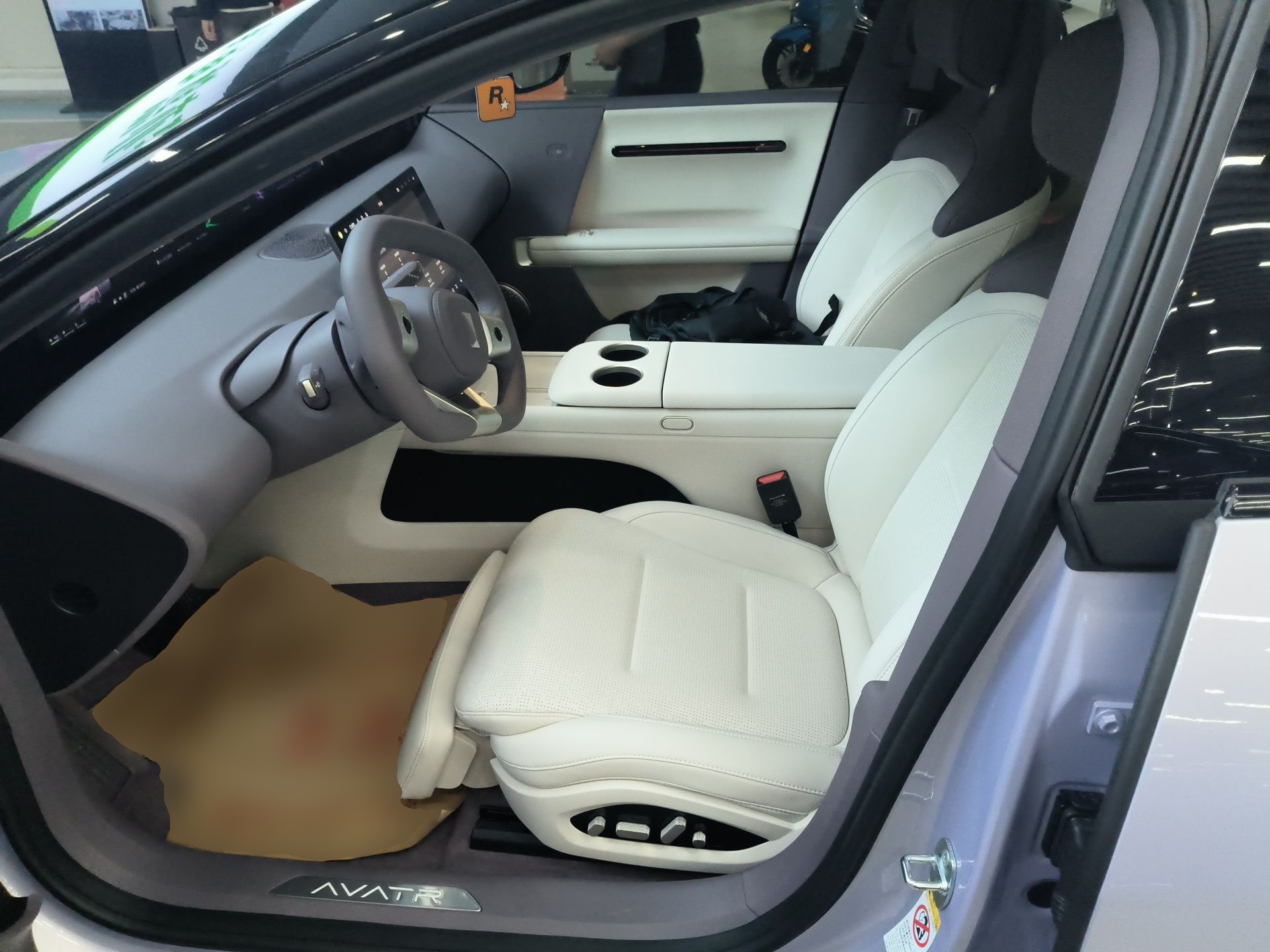 المقاعد الأمامية داخل السيارة