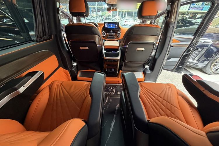 Used Mercedes-Benz Vito 2023 2.0T Elite Version 7 Seats Interior 4