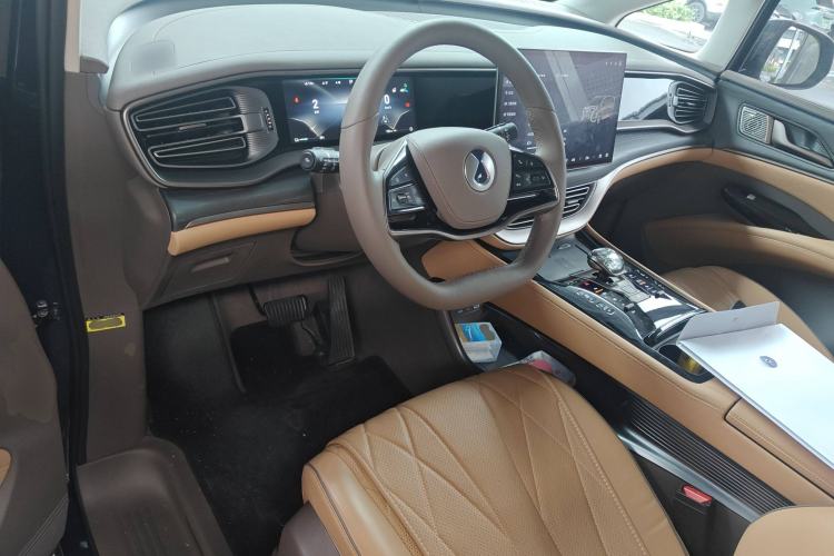 Used Denza D9 2022 DM-i 970 Four-Wheel Drive Flagship Model Center Console