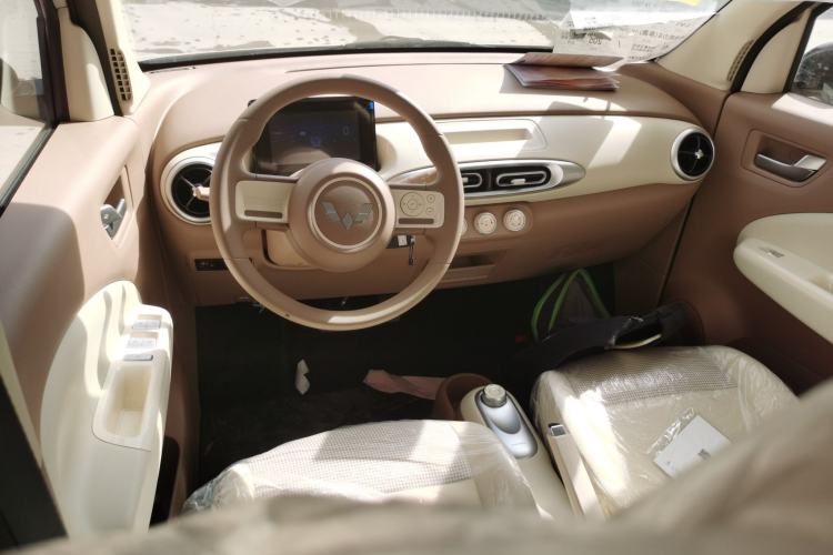 Used Wuling Hongguang MINIEV 2025 Four-Door Version Advanced Edition Center Console