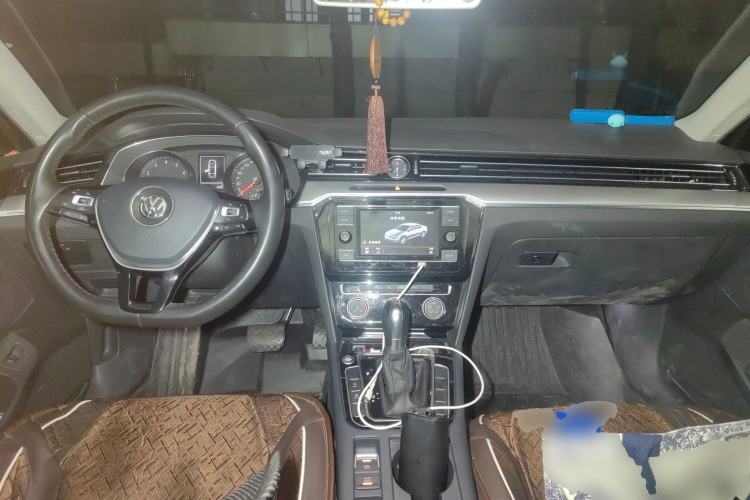 Used Volkswagen Magotan 2017 330TSI DSG Leading Model Center Console