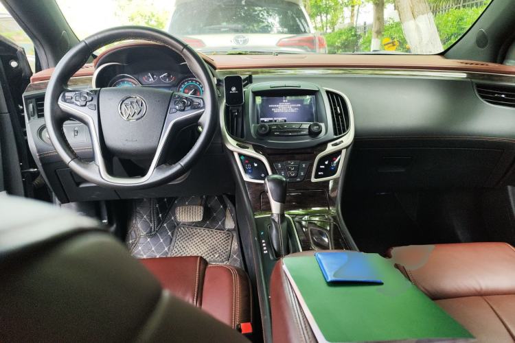 Used Buick LaCrosse 2013 2.4L SIDI Elite Comfort Version Center Console